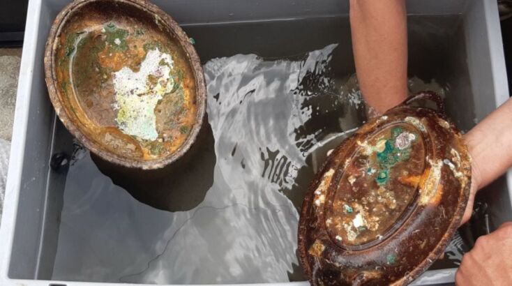 Επάργυρος δίσκος σερβιρίσματος από τον εξοπλισμό της Α΄ Θέσης του πλοίου