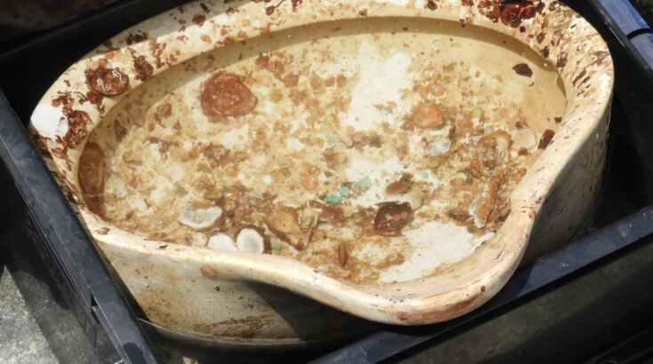 Νιπτήρας από πορσελάνη, προσαρμοσμένος σε ειδική κατασκευή ανάμεσα στις κουκέτες των καμπινών της Β Θέσης και αναδιπλούμενος προς εξοικονόμηση χώρου 