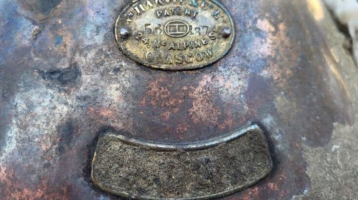 Στη λεπτομέρεια η επιγραφή με την επωνυμία της κατασκευάστριας εταιρείας Harvie’s, Glasgow 