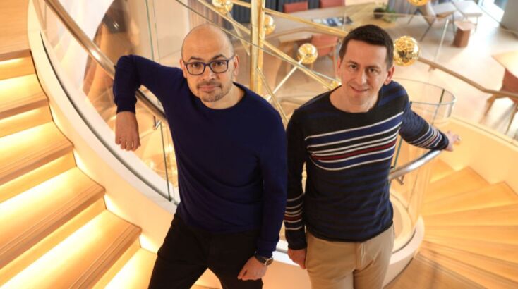 O Ντέμης Χασάμπης και ο συνάδελφός του Τζον Τζάμπερ