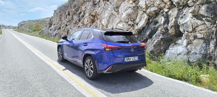 Οδηγούμε το premium τετρακίνητο SUV Lexus UX 300h 