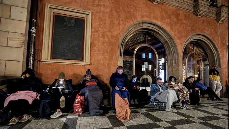 Οι ουρές για το νέο βιβλίο του Νταν Μπράουν στην Πράγα