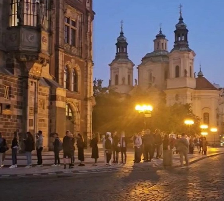 Οι ουρές για το νέο βιβλίο του Νταν Μπράουν στην Πράγα