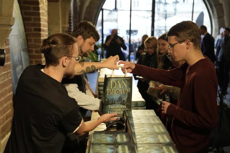 Οι ουρές για το νέο βιβλίο του Νταν Μπράουν στην Πράγα