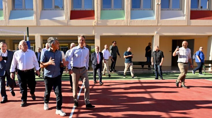Στο Ωνάσειο Σχολείο Περιστερίου ο Μητσοτάκης: Η κυβέρνηση επενδύει συστηματικά στη δημόσια παιδεία