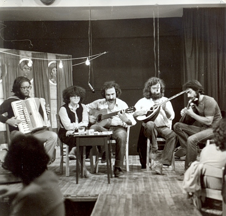 Στα χρόνια του Αγάθωνα: Η εποχή, οι ημέρες αναζήτησης και το οδοιπορικό του σπάνιου τραγουδιστή του ρεμπέτικου