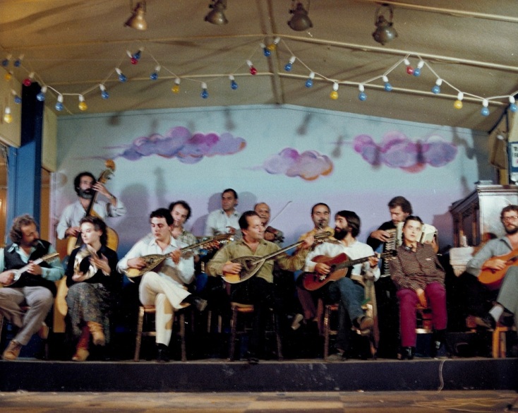 Στα χρόνια του Αγάθωνα: Η εποχή, οι ημέρες αναζήτησης και το οδοιπορικό του σπάνιου τραγουδιστή του ρεμπέτικου