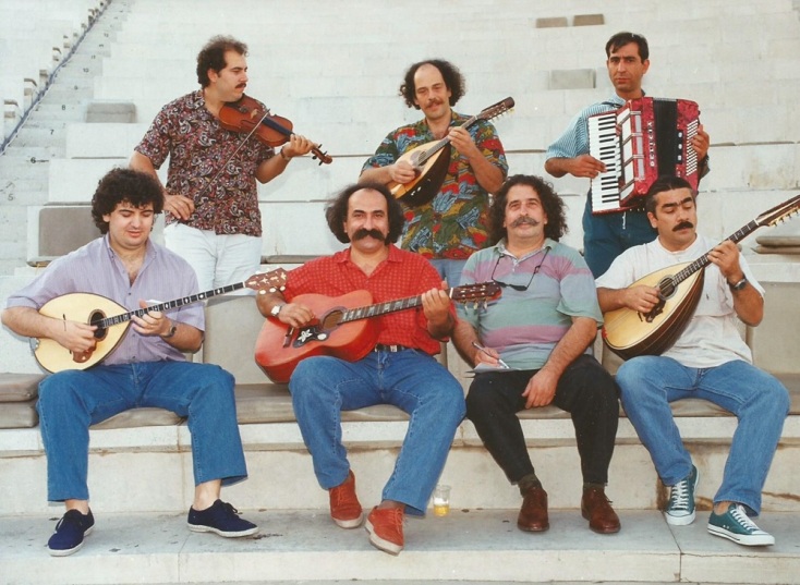 Αγάθωνας Ιακωβίδης: Η εποχή και το οδοιπορικό του σπάνιου τραγουδιστή του ρεμπέτικου