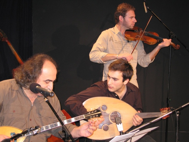 Στα χρόνια του Αγάθωνα: Η εποχή, οι ημέρες αναζήτησης και το οδοιπορικό του σπάνιου τραγουδιστή του ρεμπέτικου