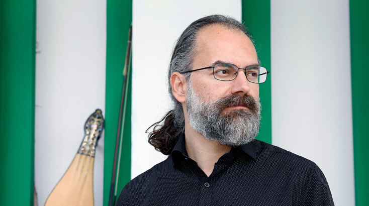 Podcast Πανικοβάλ | O Σωκράτης Σινόπουλος μιλάει για τη μοναδική συνάντηση πνευματικών παραδόσεων