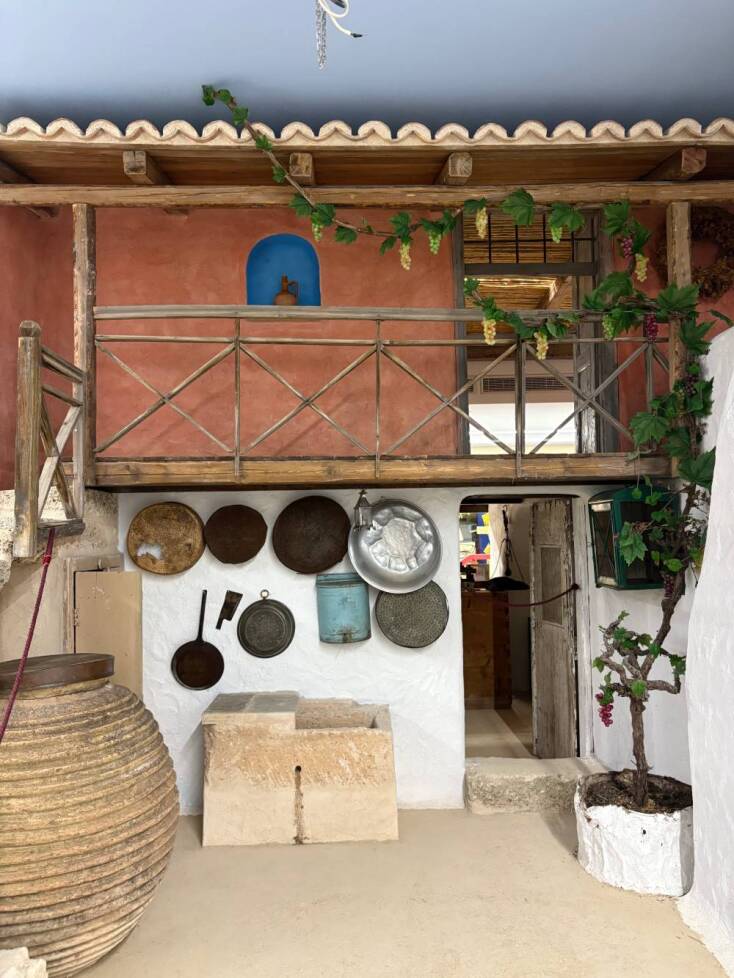 Αναπαράσταση σπιτιού του '50 στο Λαογραφικό Μουσείο της Μονής Αγίας Παρασκευής στο Μάζι Μεγάρων