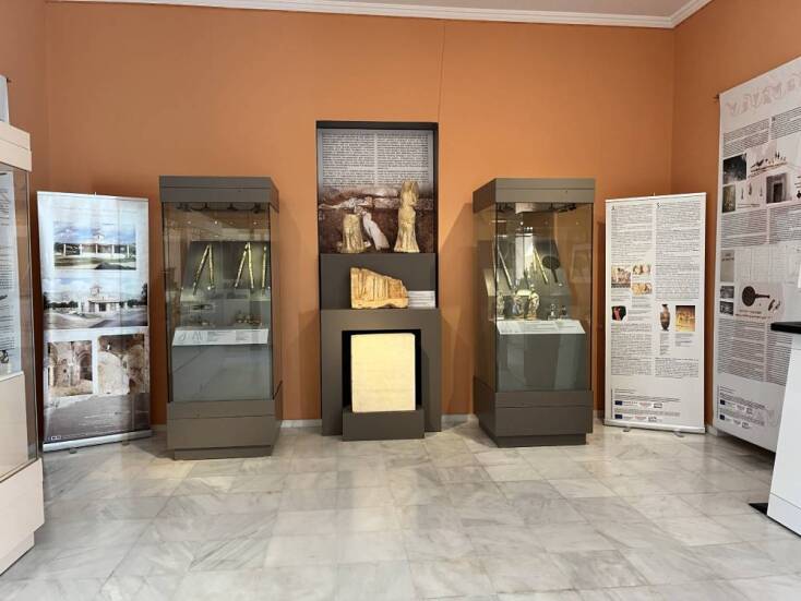 Αρχαιολογικό Μουσείο Μεγάρων. Στο βάθος οι προθήκες με τους διαύλους.