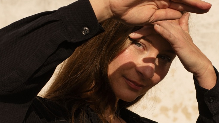 Κάρα-Λις Κόβερντεϊλ: Η νύχτα είναι ένας καλός ακροατής