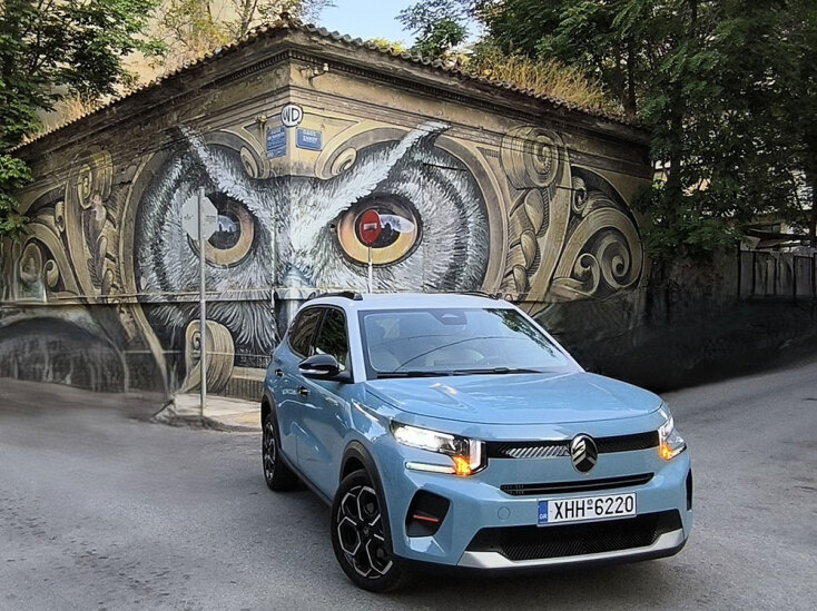 Στο φόντο το έργο του του WD (Wild Drawing)   “Knowledge Speaks, Wisdom Listens”