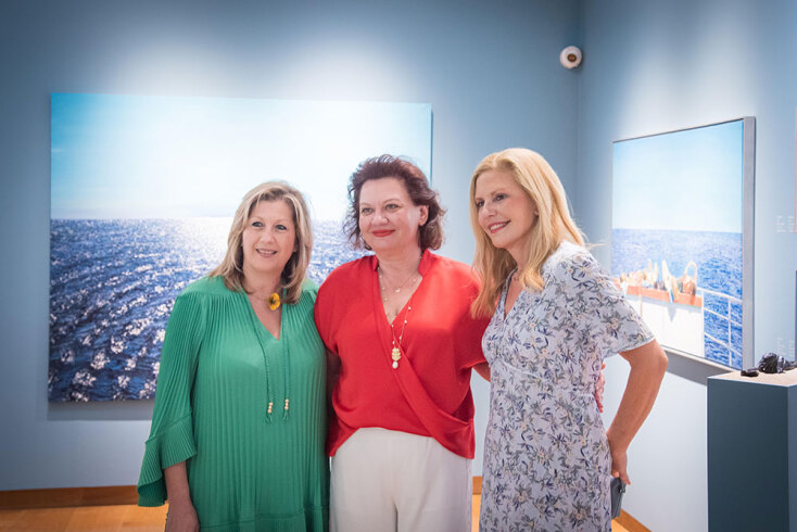 Από αριστερά: Λαμπρινή Καρακούρτη-Ορφανοπούλου (Επιμελήτρια της έκθεσης), Συραγώ Τσιάρα (Διευθύντρια της Εθνικής Πινακοθήκης), Μαρία Φιλοπούλου - Φωτογραφία από τα εγκαίνια στο Ναύπλιο