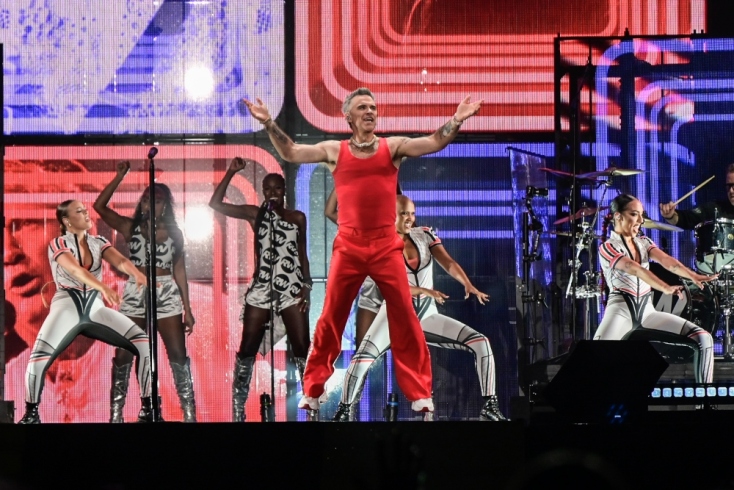 Ο Ρόμπι Γουίλιαμς ξεσηκώνει το πλήθος 