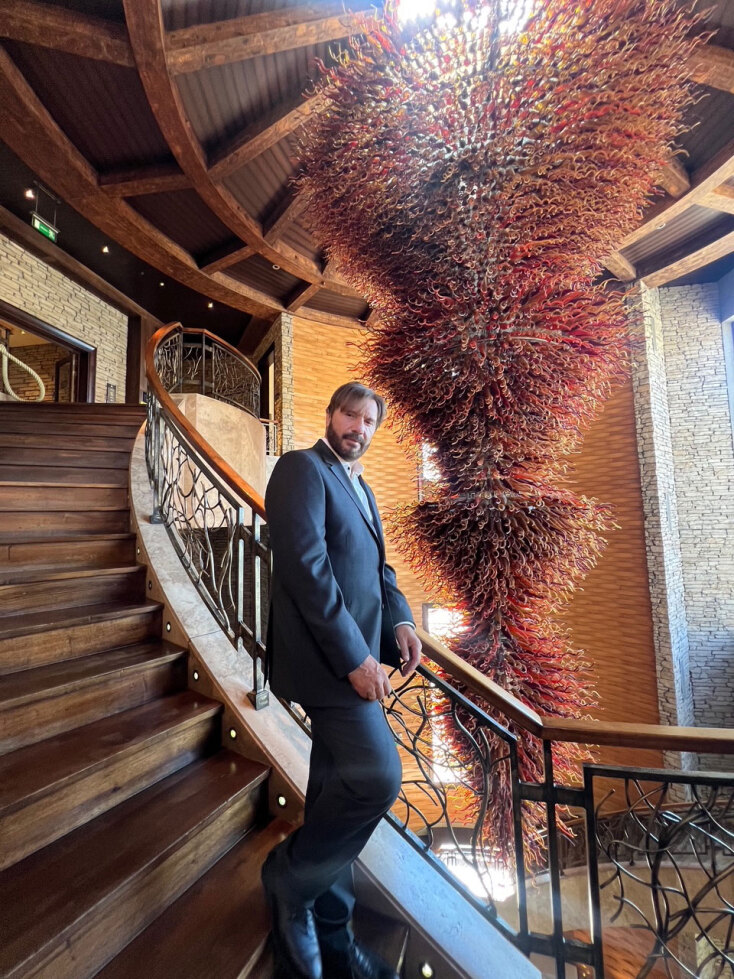 Ο Στράτος Τζώρτζογλου πρωταγωνιστεί στο νέο θεατρικό έργο του Μηνά Βιντιάδη «Βροχή τα βέλη»