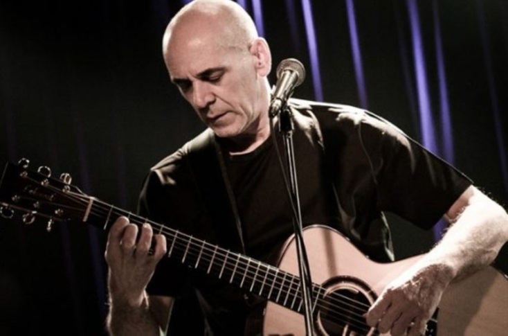 Ορφέας Περίδης: Ένας ευαίσθητος τροβαδούρος με ανοιχτά πανιά