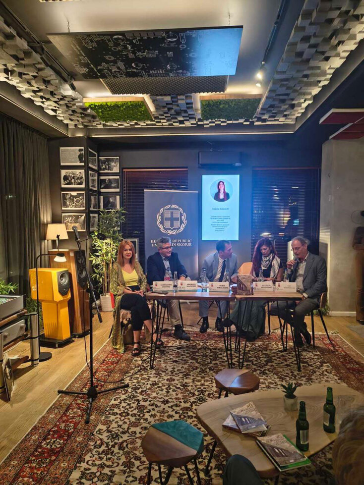 Οι ποιητές Νίκος Βλαχάκης, Χρυσάνθη Ιακώβου, Ευτυχία Κατελανάκη, Μάνος Μαυρομουστακάκης και ο συντονιστής της εκδήλωσης Μπόρτσε Νικολόφσκι στην παρουσίαση των Σκοπίων στο χώρο Audiokultura