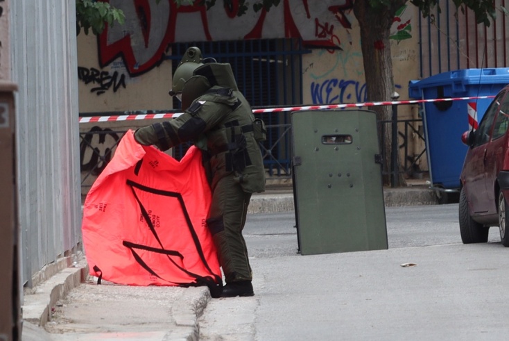 Δείτε εικόνες από το σημείο όπου βρέθηκε η χειροβομβίδα στη Λιοσίων 