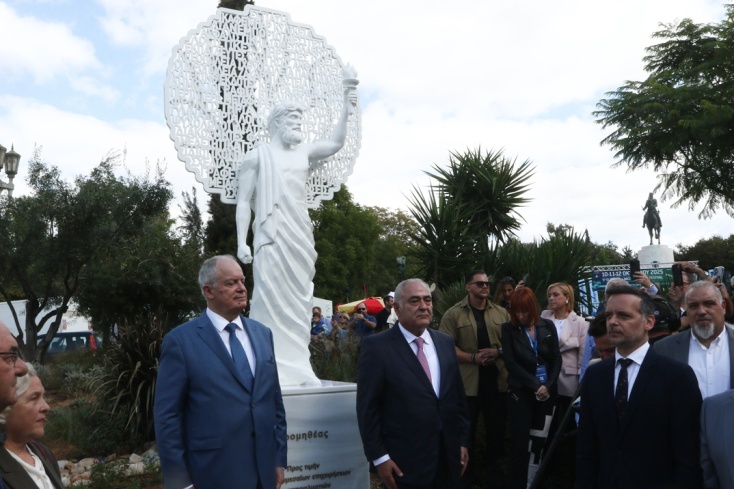 Αποκαλυπτήρια για το πρώτο άγαλμα αφιερωμένο στους μικρομεσαίους επιχειρηματίες - Τι απεικονίζει