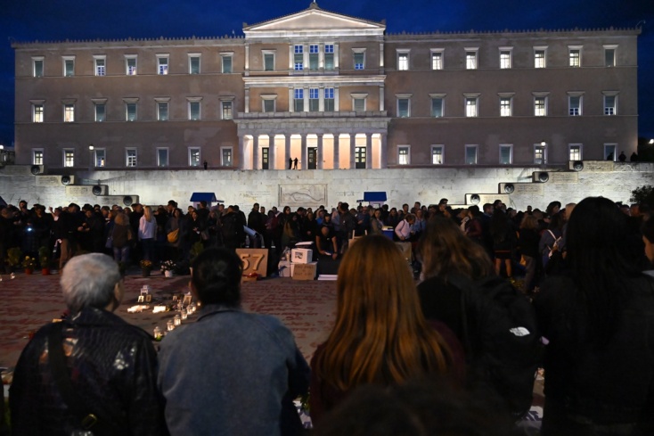 Πλήθος κόσμου στο πλευρό του Πάνου Ρούτσι κατά τη διάρκεια της απεργίας πείνας του