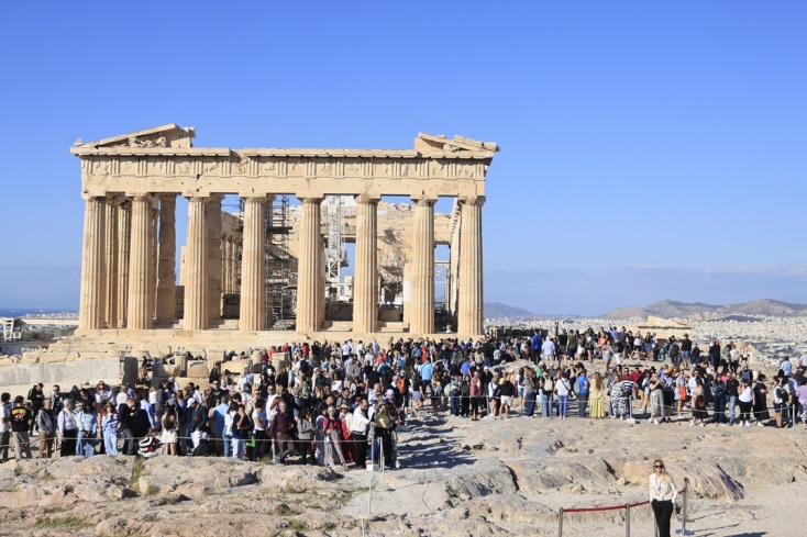 Δείτε εικόνες από την τελετή Έπαρσης της Σημαίας Απελευθέρωσης στην Ακρόπολη 