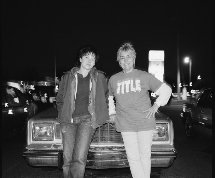 H Σίντνεϊ Σουίνι μαζί με την πυγμάχο Κρίστι Μάρτιν