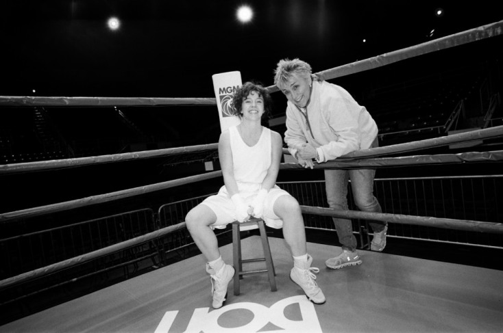 H Σίντνεϊ Σουίνι στο σετ με την πυγμάχο Κρίστι Μάρτιν