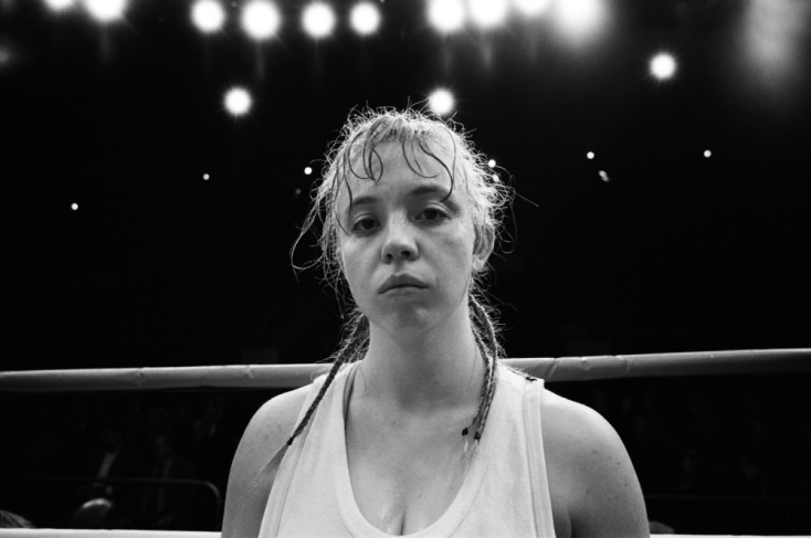 H Σίντνεϊ Σουίνι ως πυγμάχος Κρίστι Μάρτιν