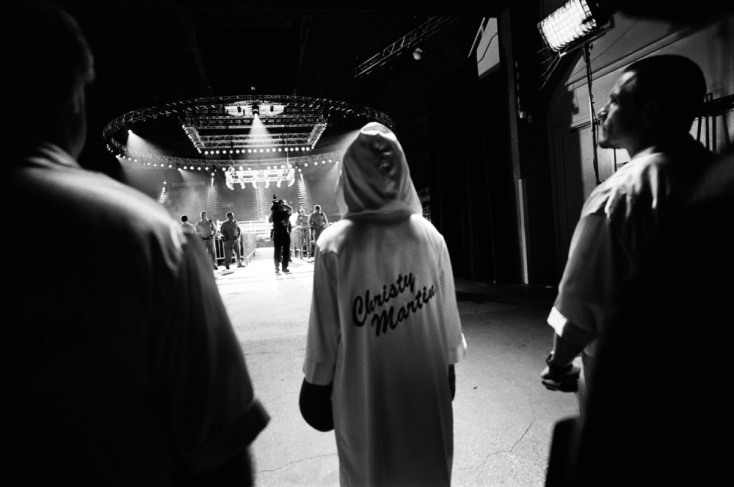 H Σίντνεϊ Σουίνι ως πυγμάχος Κρίστι Μάρτιν