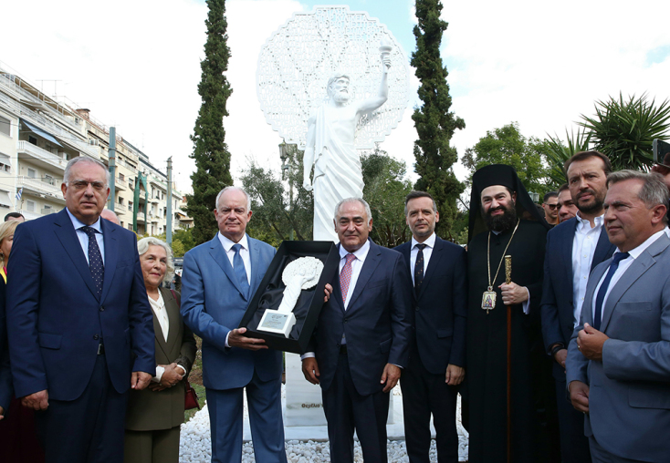 «Ο Προμηθέας», το άγαλμα για τους μικρομεσαίους επιχειρηματίες