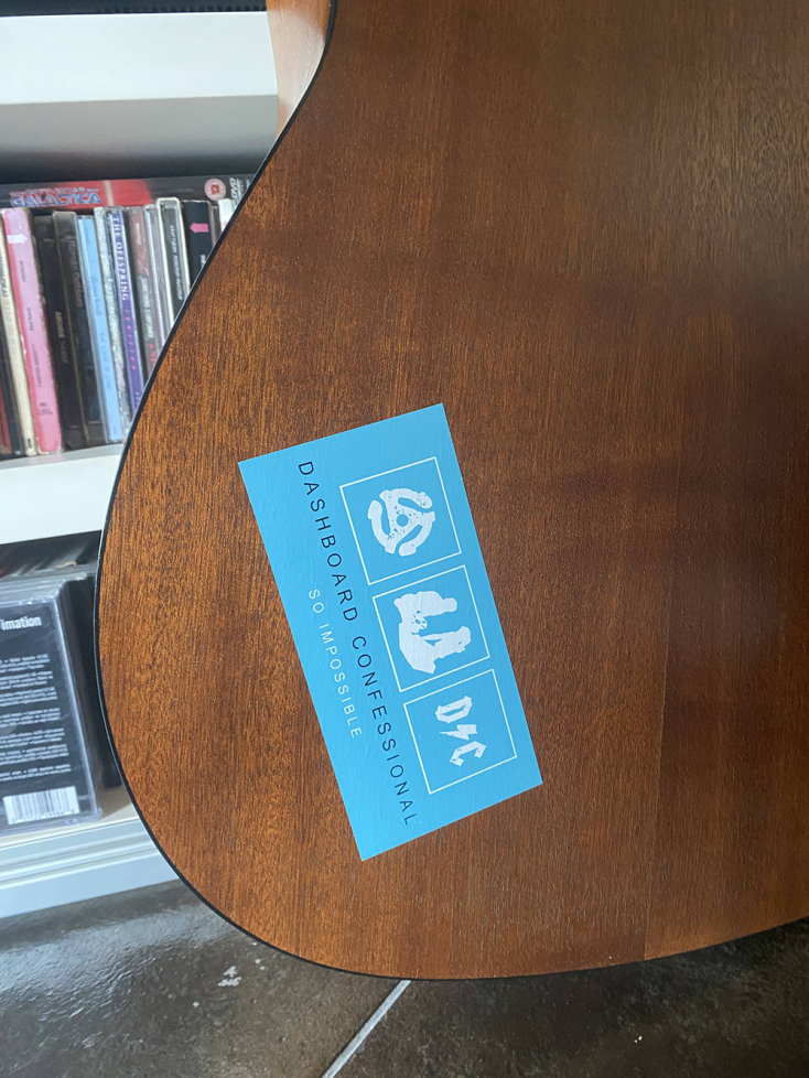 Το μοναδικό αυτοκόλλητο στην ακουστική μου κιθάρα είναι των Dashboard Confessional © Ελένη Χελιώτη