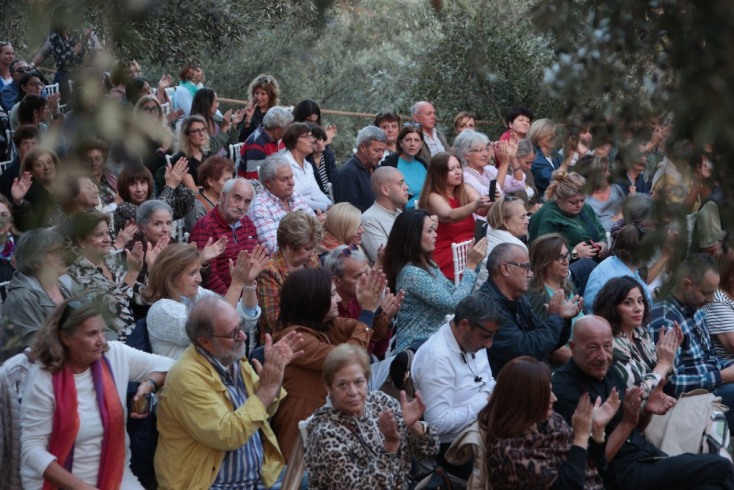 κοινό χειροκροτά 