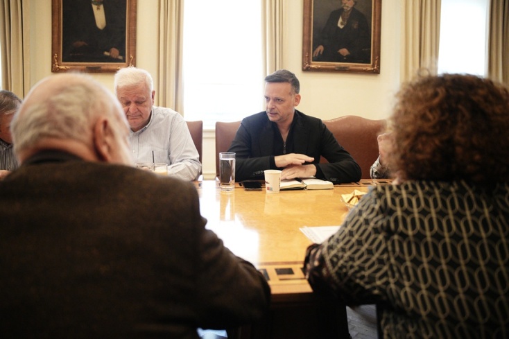 Ο Δήμαρχος Αθηναίων, Χάρης Δούκας, συναντήθηκε με την οικογένεια του Μανώλη Γλέζου και αντιπροσωπεία του Συλλόγου «Μνήμης και Δράσης Μανώλη Γλέζου»