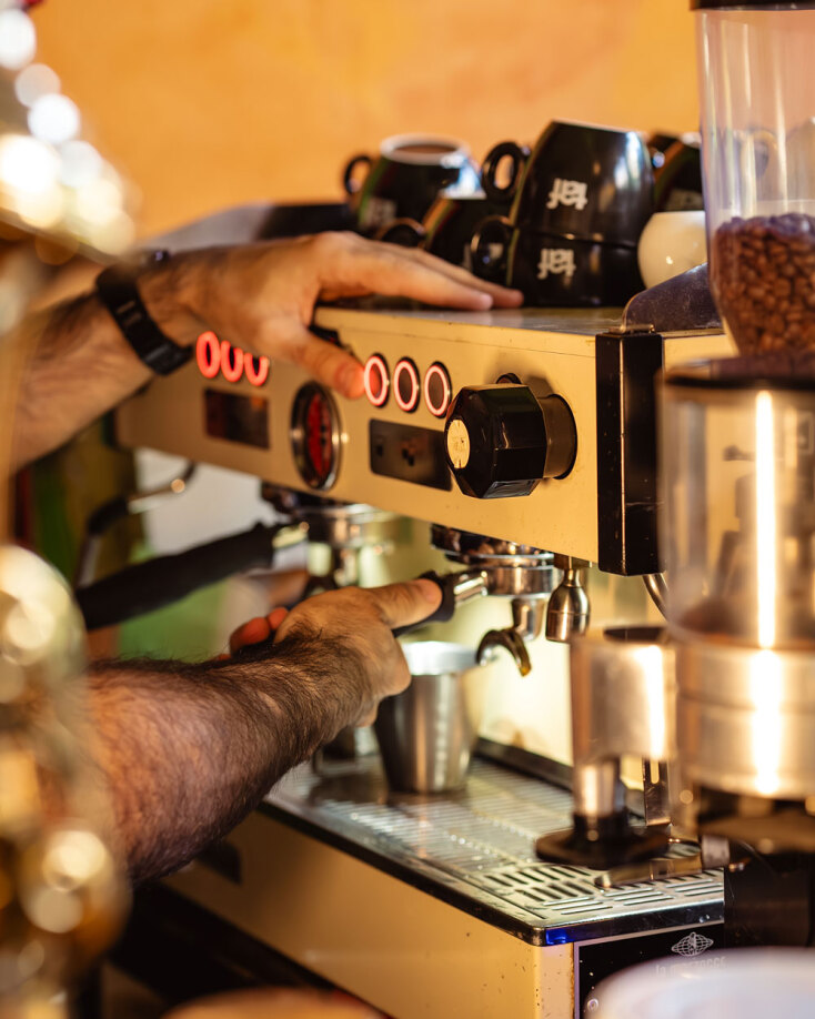 Medez: Το αγαπημένο cafe-bar του Παγκρατίου