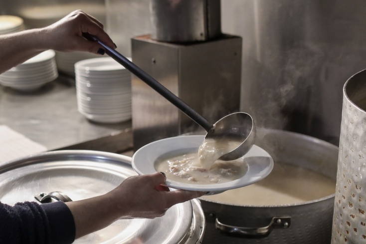 Πατσάς που σερβίρεται από το καζάνι στο πιάτο