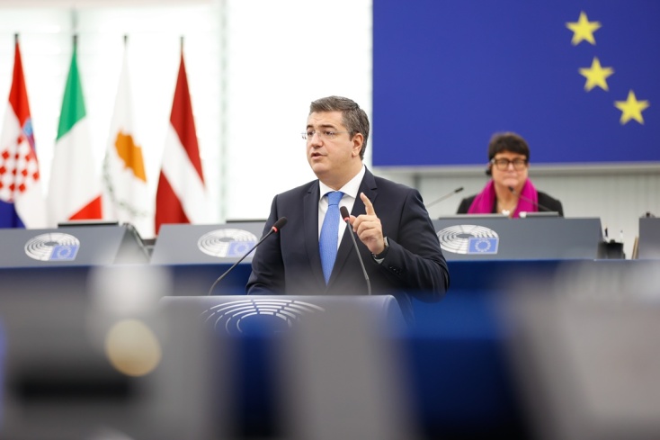 Απόστολος Τζιτζικώστας