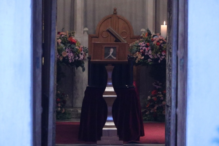 Σήμερα η κηδεία του Διονύση Σαββόπουλου - Στο παρεκκλήσι της Μητρόπολης η σορός του