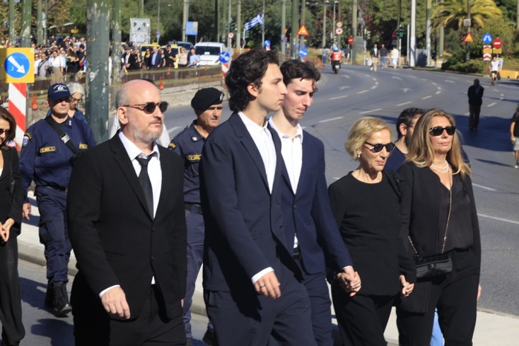 Η οικογένεια του Διονύση Σαββόπουλου, η σύζυγός του Άσπα, τα παιδιά και τα εγγόνια του, ακολούθησαν το φέρετρό του από τη Μητρόπολη Αθηνών μέχρι το Α΄ Νεκροταφείο όπου και έγινε η ταφή του 