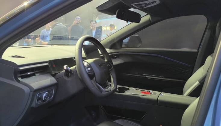 Omoda 4 - Το κόκκινο κουμπί εκκίνησης τύπου jet fighter στο κέντρο της κονσόλας