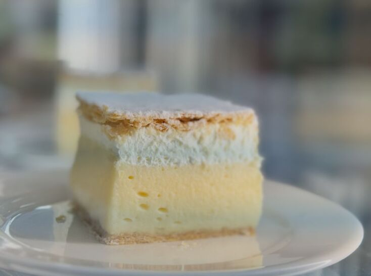 Η Kremna Rezina είναι ένα εμβληματικό σλοβενικό γλυκό ανάλογο με το μιλφέιγ.