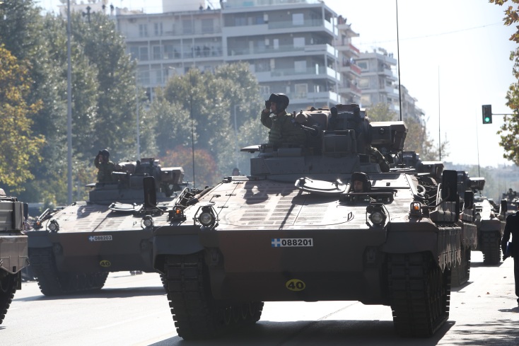 Η στρατιωτική παρέλαση για την 28η Οκτωβρίου στη Θεσσαλονίκη εντυπωσίασε με νέα όπλα, drones και μαχητικά - Δείτε φωτογραφίες και βίντεο.