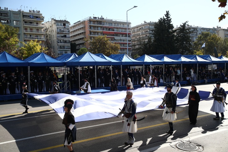 Η στρατιωτική παρέλαση για την 28η Οκτωβρίου στη Θεσσαλονίκη εντυπωσίασε με νέα όπλα, drones και μαχητικά - Δείτε φωτογραφίες και βίντεο.