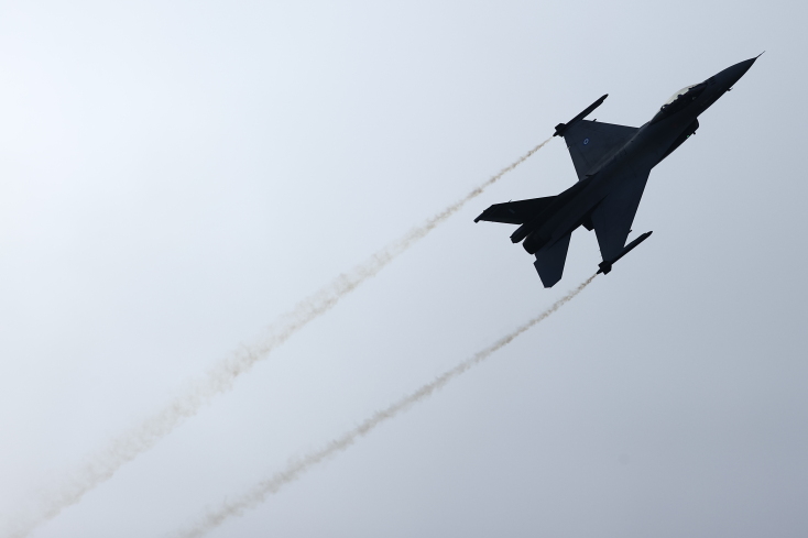 Η στρατιωτική παρέλαση για την 28η Οκτωβρίου στη Θεσσαλονίκη εντυπωσίασε με νέα όπλα, drones και μαχητικά - Δείτε φωτογραφίες και βίντεο.