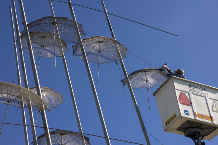 Η απομάκρυνση των «Ομπρελών» του Γιώργου Ζογγολόπουλου σε εικόνες - Για να ξεκινήσει η συντήρησή τους