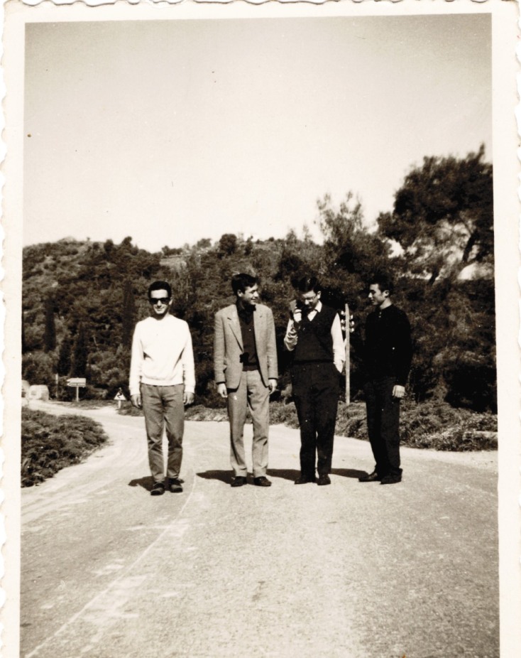 Δρόμος σε εξοχή της Θεσσαλονίκης, ο Διονύσης Σαββόπουλος δεύτερος από δεξιά