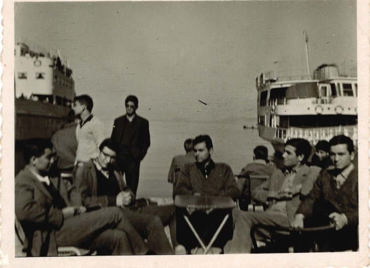 Ο Διονύσης Σαββόπουλος με φίλους του στο Λιμάνι της Ιτέας