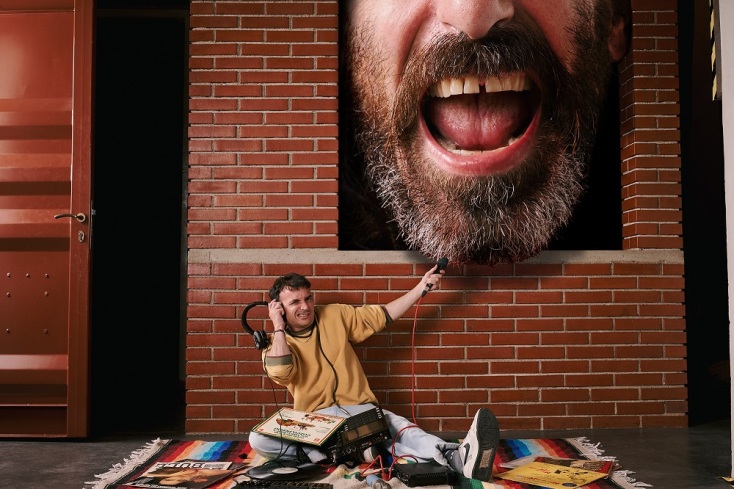 Θέατρο Προσκήνιο: Ο Χούλιο Τόγκα δείχνει τον δρόμο για την εξέγερση πατώντας όλες τις νάρκες της