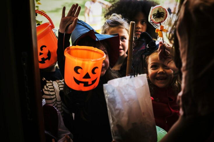 Τι είναι το «φάρσα ή κέρασμα» του Halloween; Πώς ξεκίνησε και ποια είναι τα... πειράγματα σε όσους δεν δώσουν λιχουδιά;